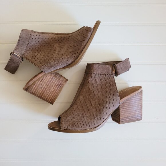 Toms Suede Grenada Sandals Size 8M Perforated Suede Peep Toe Chunky Heel - Picture 3 of 14